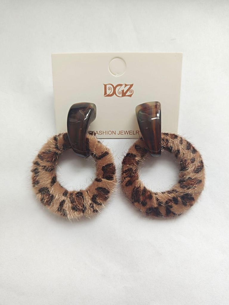 Boucles d'oreilles simples haut de gamme pour femmes automne/hiver 2025: Design polyvalent avec le système de couleur Maillard