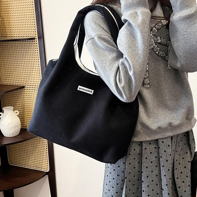Niche casual women's bags are popular, new casual fashion, large capacity and light student shoulder bags, commuter tote bags
