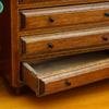 Antiker Miniatur-Kastanien-Schrank mit 5 Schubladen Genaues 1/12 Puppenhausmöbel Für realistische Schlafzimmerdekorationen und zur Organisation