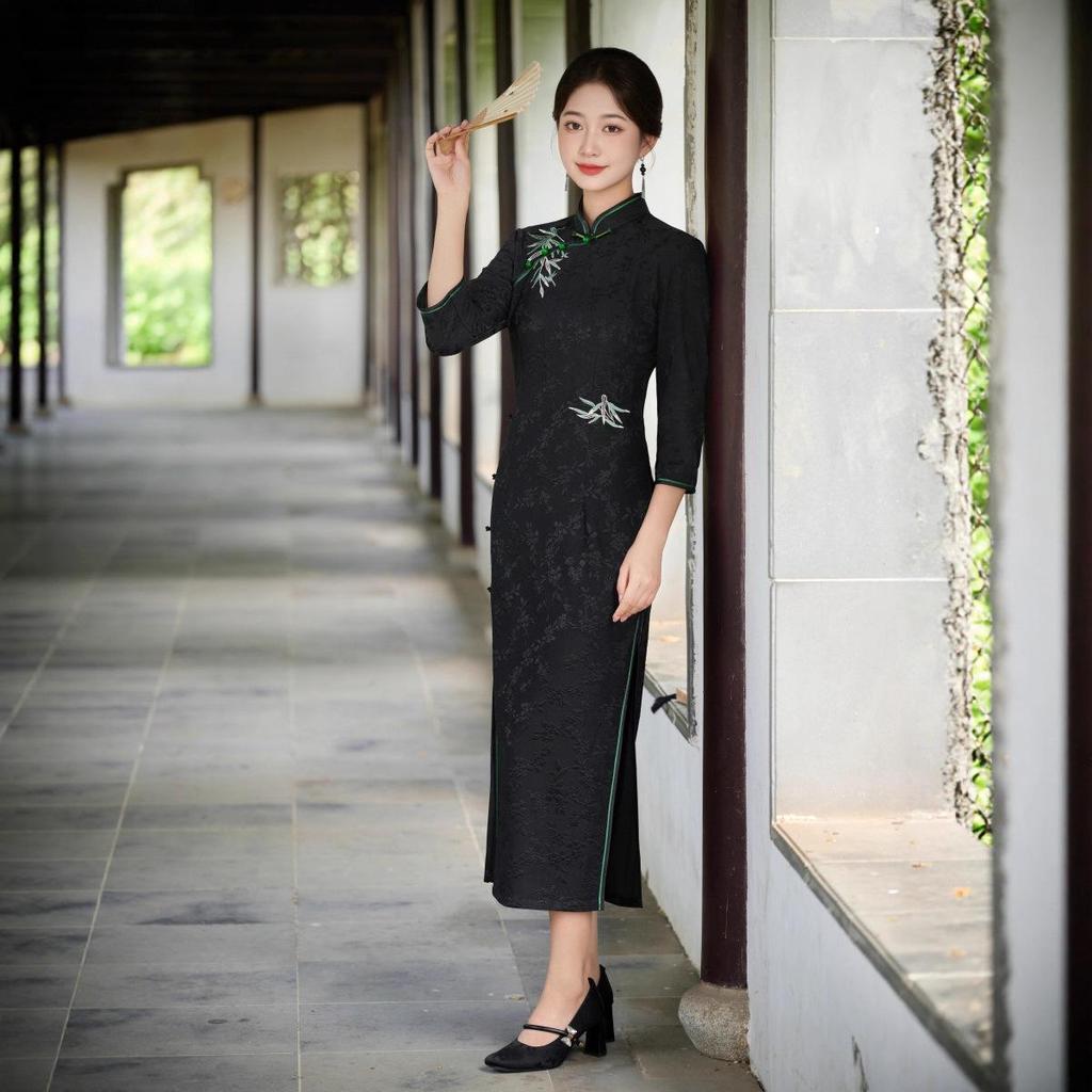 Elegant Black Cheongsam 2025: New High-End Embroidered Design for Ladies' Daily Wear