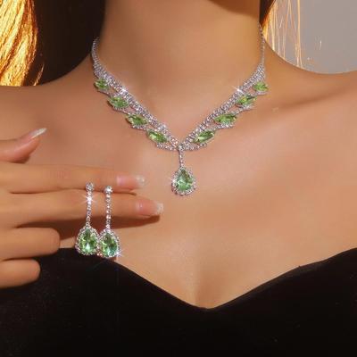 Set di Collana con Ciondolo a Goccia con Strass e Orecchini in Verde Mela di Lusso per Abiti da Sposa