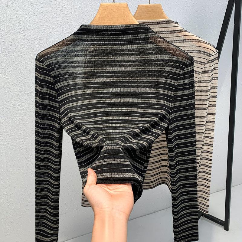 

Женские осенне-зимние топы с высокой горловиной и тонкими полосками