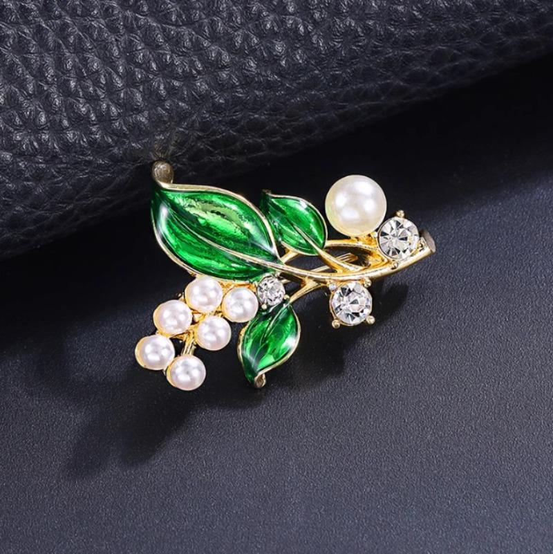 Fashion Plant Shaped Drip Oil Green Leaf Pearl Brooches for Women Clothing Coat Jewelry Accessories Gifts
