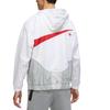 Nike Giacca a Vento Sportiva con Cappuccio Swoosh Tessuta Vestibilità Larga Antivento Unisex Bianca DD5968-100