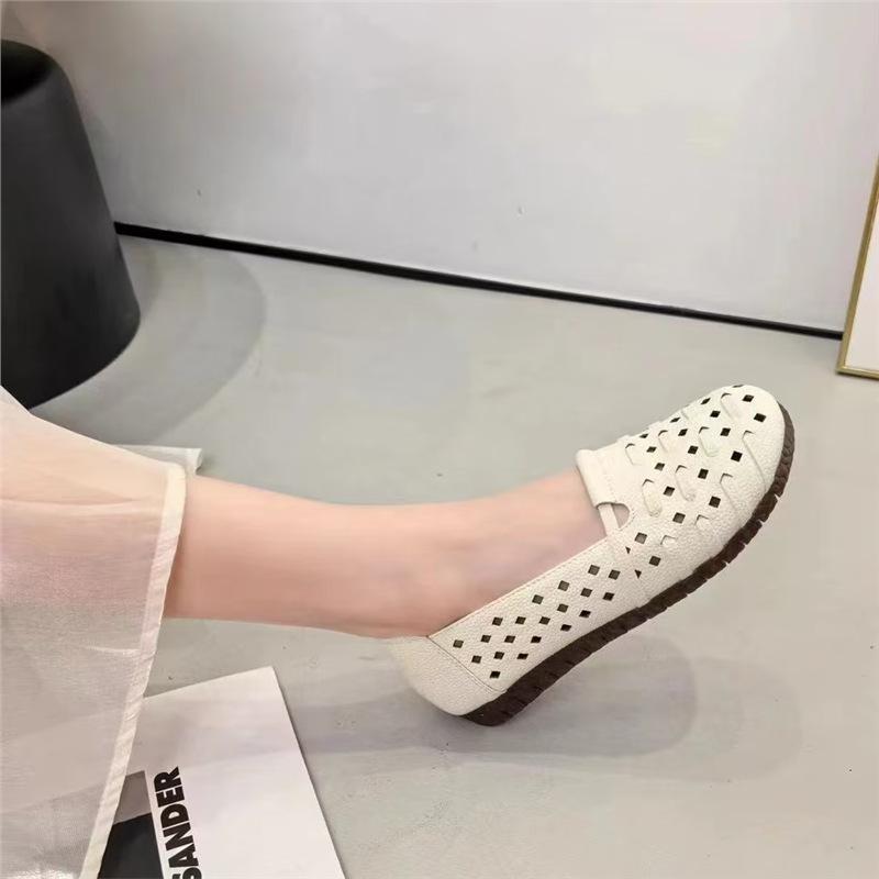 2025 summer new hollow hole shoes beef tendon soft sole one pedal casual breathable mother shoes flat single shoes women