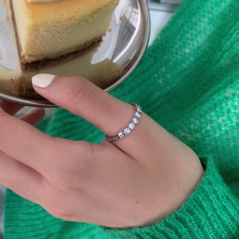 

Elegant Vintage Symmetrical Mesh Pattern Ring For Women Crafted From 925 Silver J14145