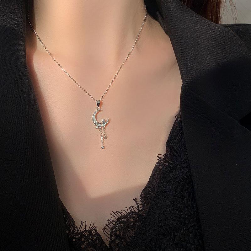 Naszyjnik z frędzlami w kształcie gwiazdy i księżyca Romantyczny francuski łańcuszek do obojczyka z pięcioramienną gwiazdą Zwinny niszowy zmysł designu