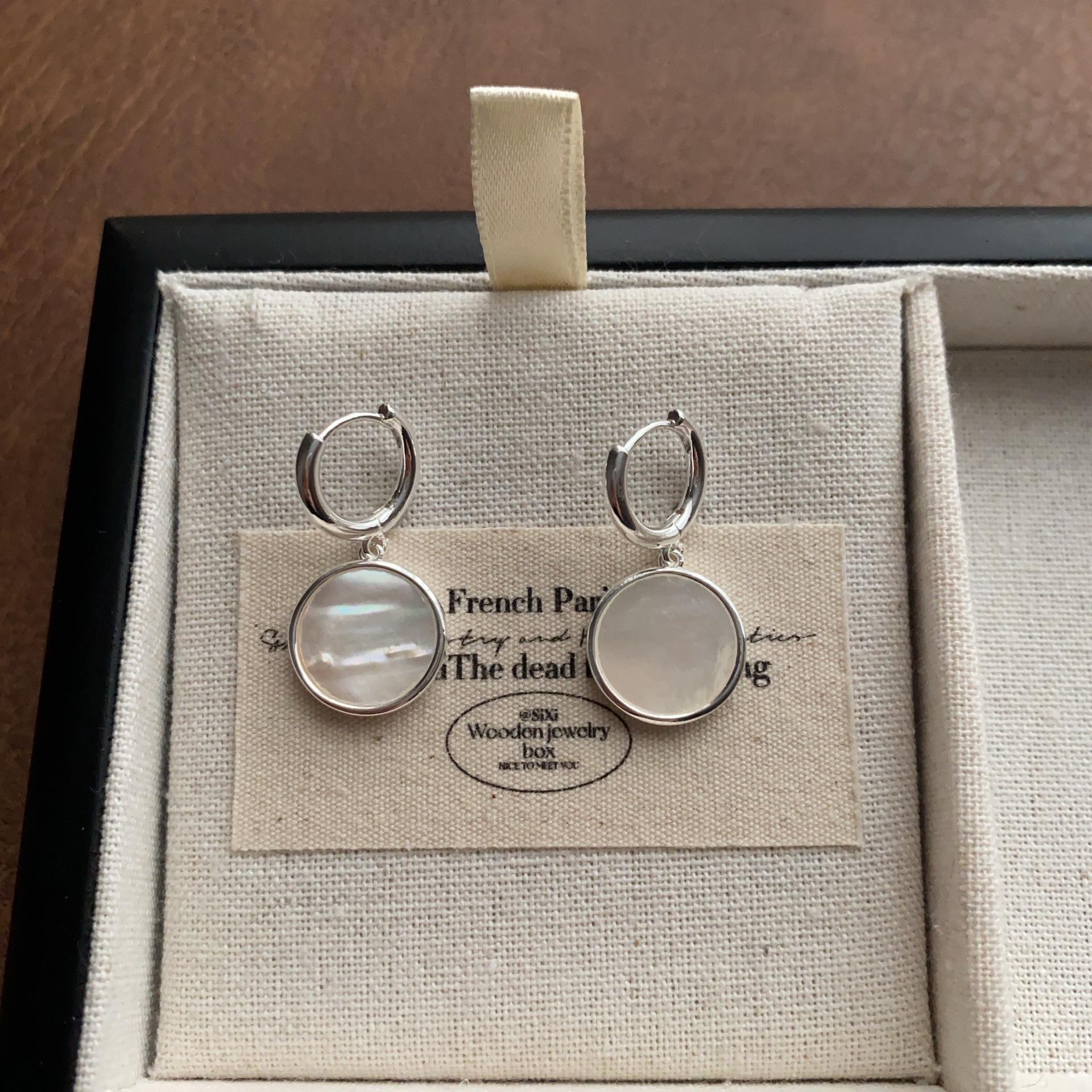 Minimalist round fritillary ear buckles Warm and shiny fresh earrings Elegant and exquisite premium earrings