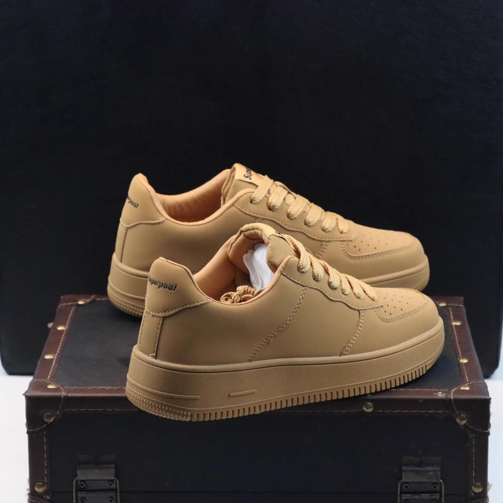 Super fire little white shoes women's 2025 new spring and autumn thick soles increase height versatile popular sports and leisure board shoes men's sh