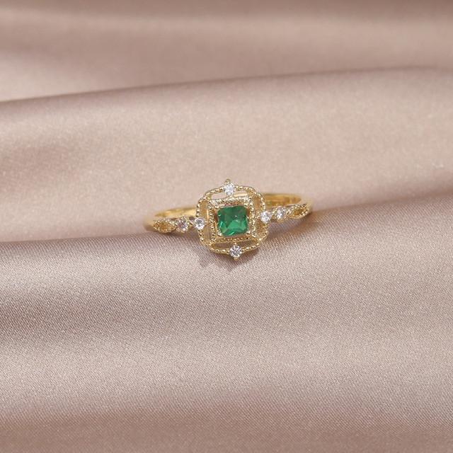 

Дизайнерские модные ювелирные изделия 14-каратное настоящее золотое покрытие Простое изумрудное квадратное циркониевое кольцо Элегантные женские повседневные рабочие аксессуары Resizable белый