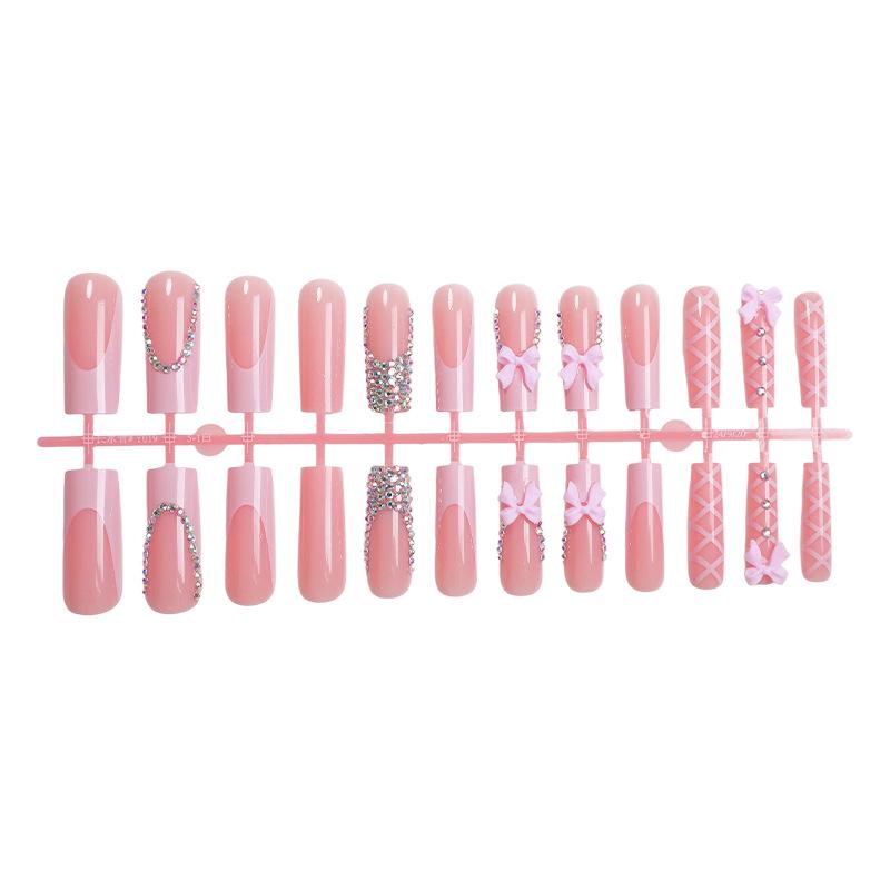 

Милые накладные ногти ручной работы в форме трубки с блестящими стразами