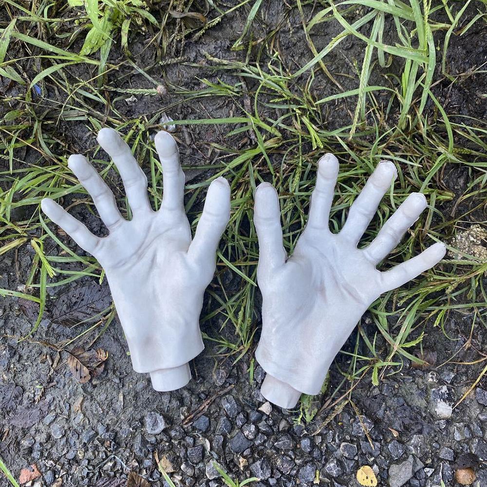 2Pcs Artificial Creepy Plastic Hands Halloween Haunted House Decoration Utility