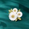 Elegant Enamel White Daisy Brooches for Women Exquisite Plant Flower Lapel Pins Badge Casual Weddings Jewelry Accessories Gifts