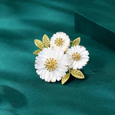 Elegant Enamel White Daisy Brooches for Women Exquisite Plant Flower Lapel Pins Badge Casual Weddings Jewelry Accessories Gifts