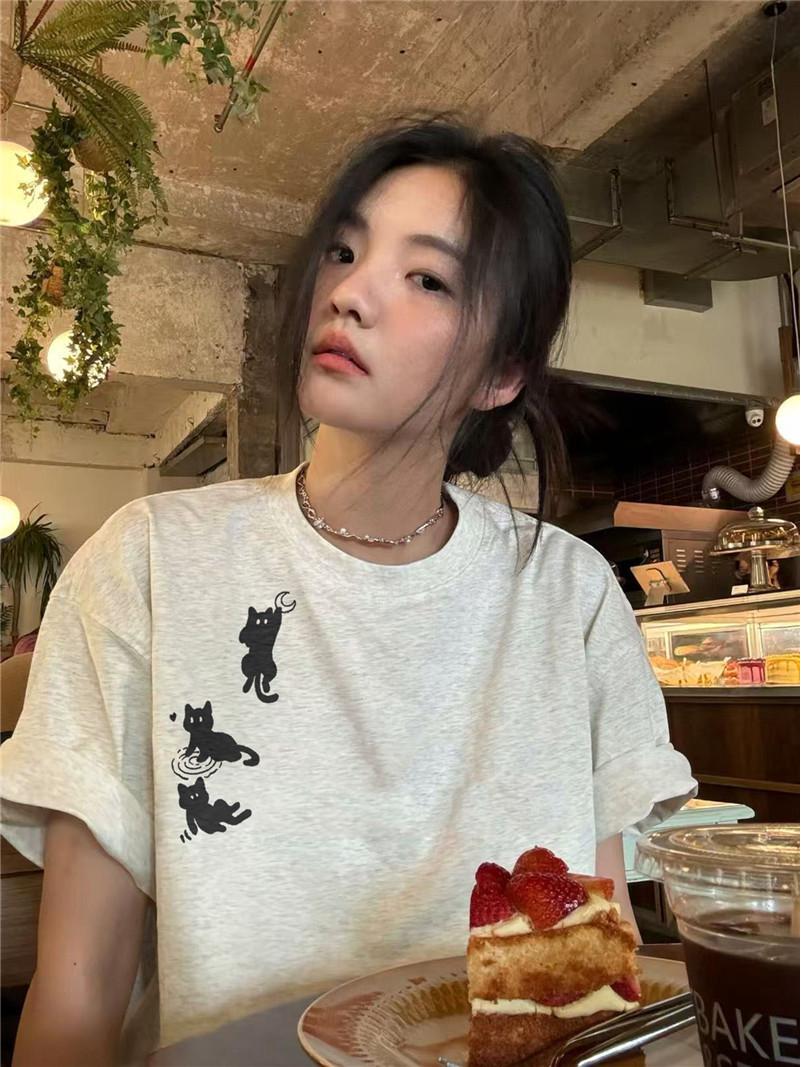 

Женская хлопковая футболка большого размера в американском стиле с прямыми плечами, издание лето 2025, свободного кроя, с коротким рукавом 3XL белый/серый