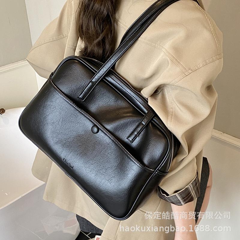 Large capacity bag women's autumn and winter 2025 new retro niche design shoulder underarm bag commuter tote bag