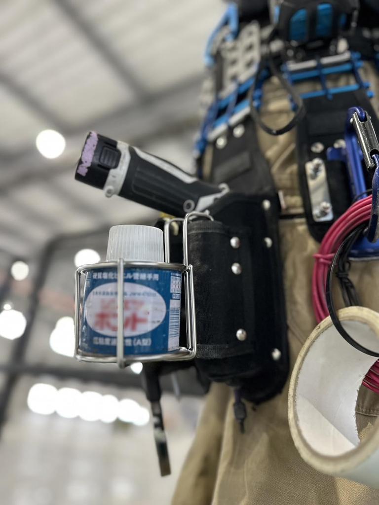 Niigata Seiki SK PVC Pipe Adhesive Holder with Legs, 100g Capacity, ASK-P0