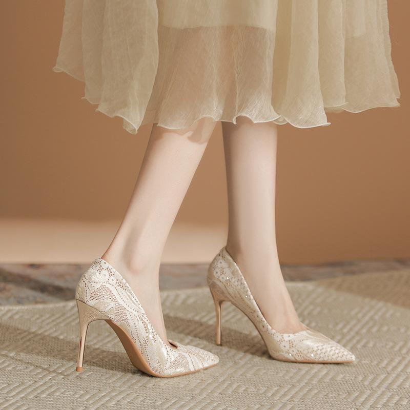 09-29 Small Embroidered Wedding Shoes Xiuhe Wedding Dress Two Wear Women's High-end Pointed Head Not Tired Feet French High Heels