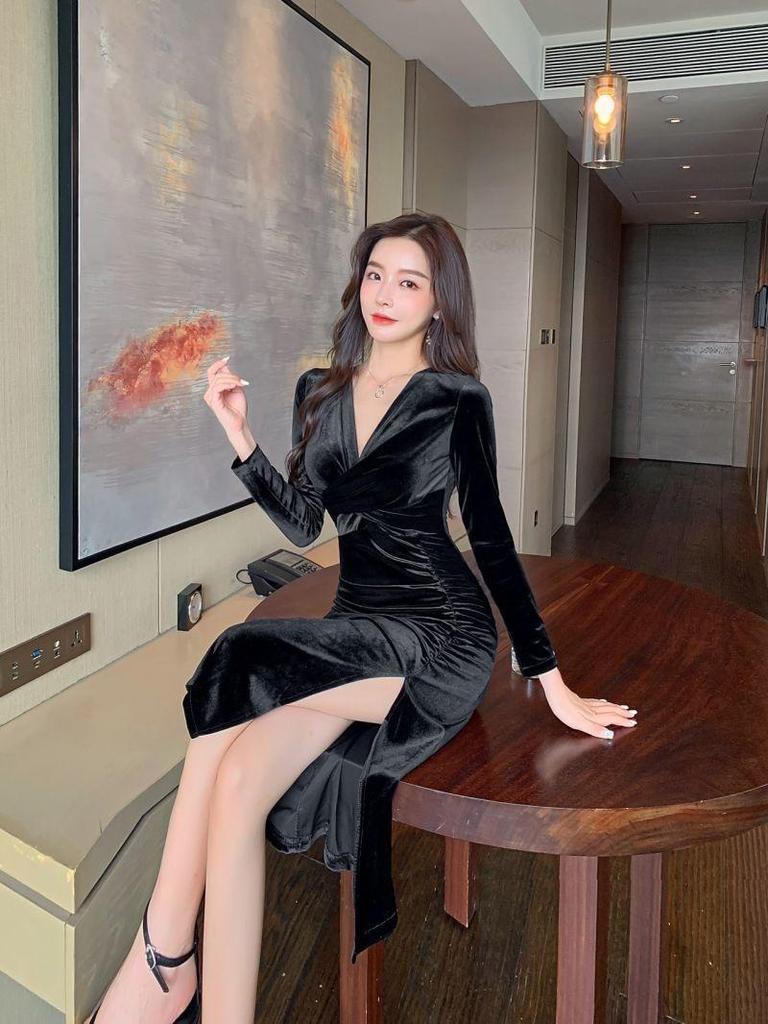 2025 Spring/Autumn Women's Fashion Velvet Midi Dress - Long Sleeve Slim-Fit with Cinched Waist and Slit Skirt