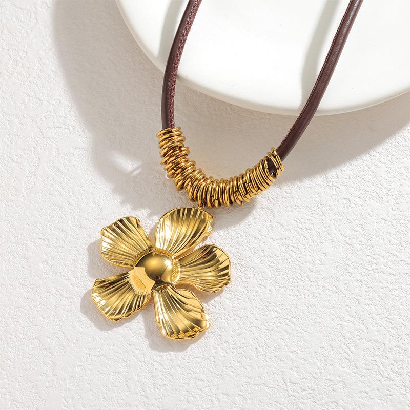 Douyin Retro Lederband Halskette mit Blumenanhänger und 18 Karat Gold Millard für Herbst-/Winterpullover