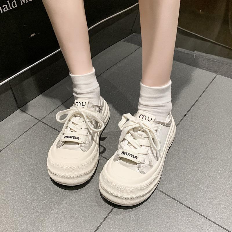 Das neue Modell ist heute beliebt, und die dicke Sohle der kleinen weißen Schuhe für Damen-Frühling und -Herbst, neue großköpfige Brotschuhe, wurde erhöht.