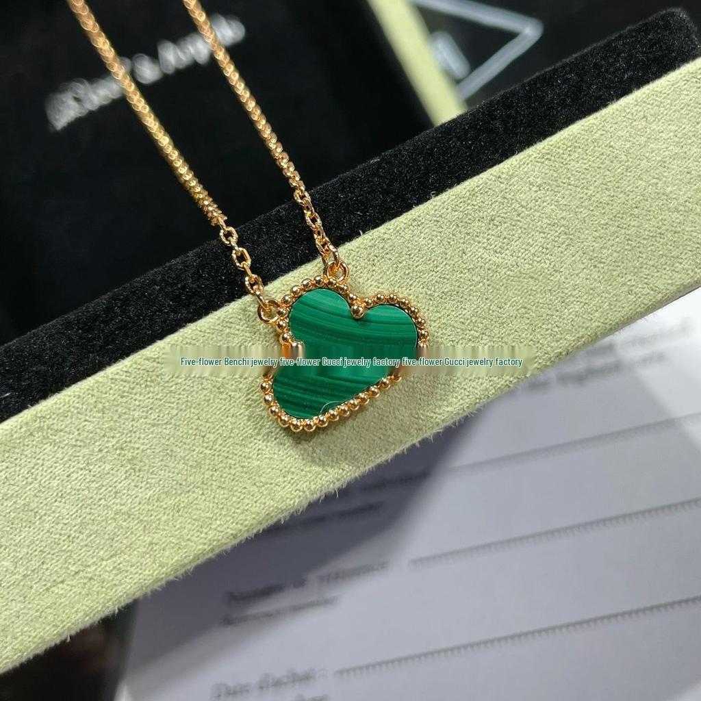 Náhrdelník Van Cleef se čtyřlístkem: Zlatý přívěsek pro ženy s pětilistým designem, bílou perletí, červeným achátem a diamantem.