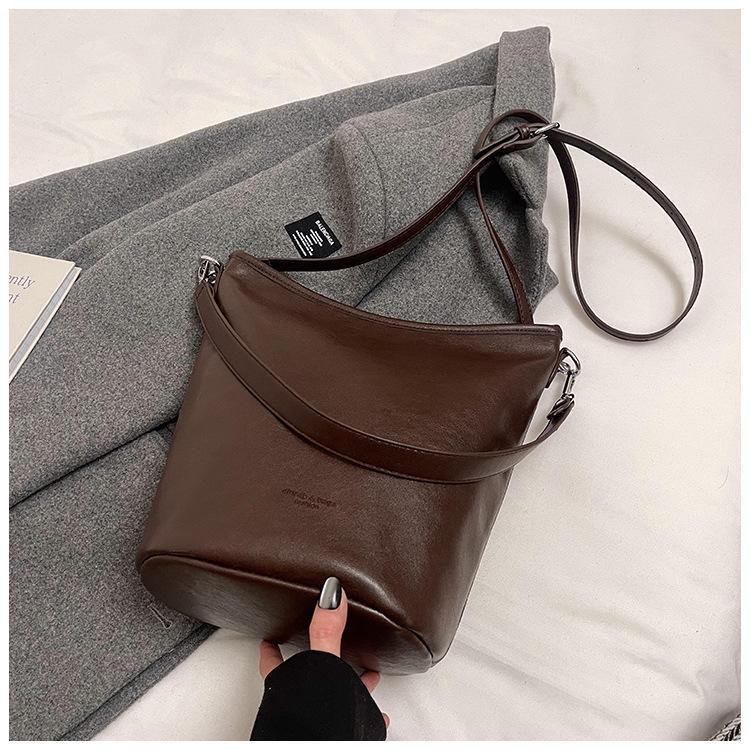 Korean Retro Niche 2025 Women's Underarm Bucket Bag – Simple, Trendy Shoulder Bag for Commuting