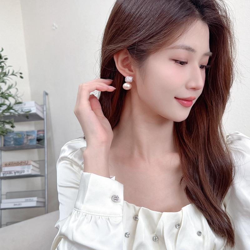 Women's Light Luxury Simple and Elegant Imitation Pearl Earrings Fashionable and Versatile Unique and Design Sense Earrings