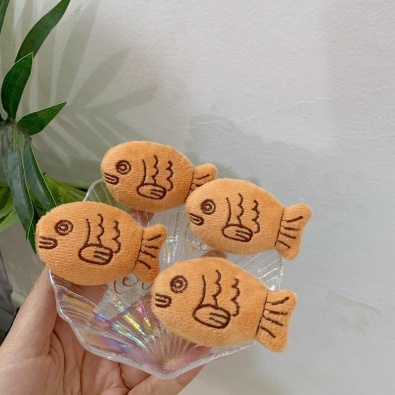 1 Adet Yeni Moda Kış Sevimli Peluş Küçük Balık Sevimli Broş Kadınlar Erkekler Palto Takım Elbise Broşlar Yaka Sırt Çantası Aksesuarları Takı