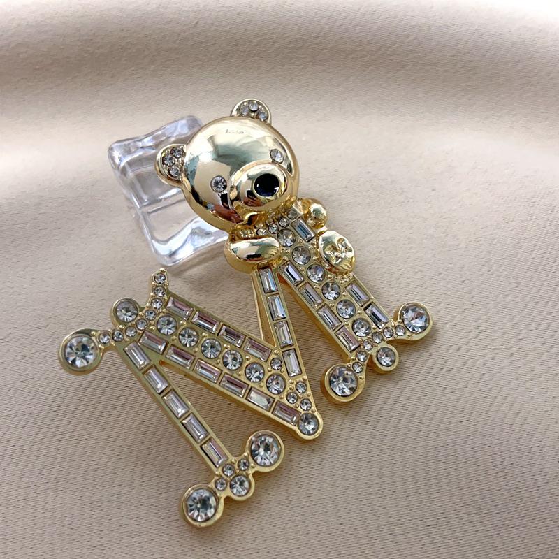Spilla Orsetto di Peluche con Lettera M e Cristalli - Elegante Design Europeo e Americano per Abiti e Cappotti da Donna