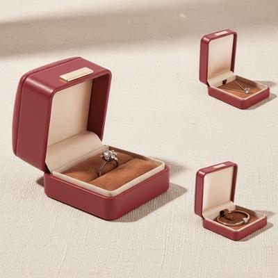 Luxuriöse PU-Leder Schmuckverpackungsschachtel Abgerundete Premium-Leder Ringaufbewahrungsschachtel Goldene Schnalle Schachtel Schmuckverpackung