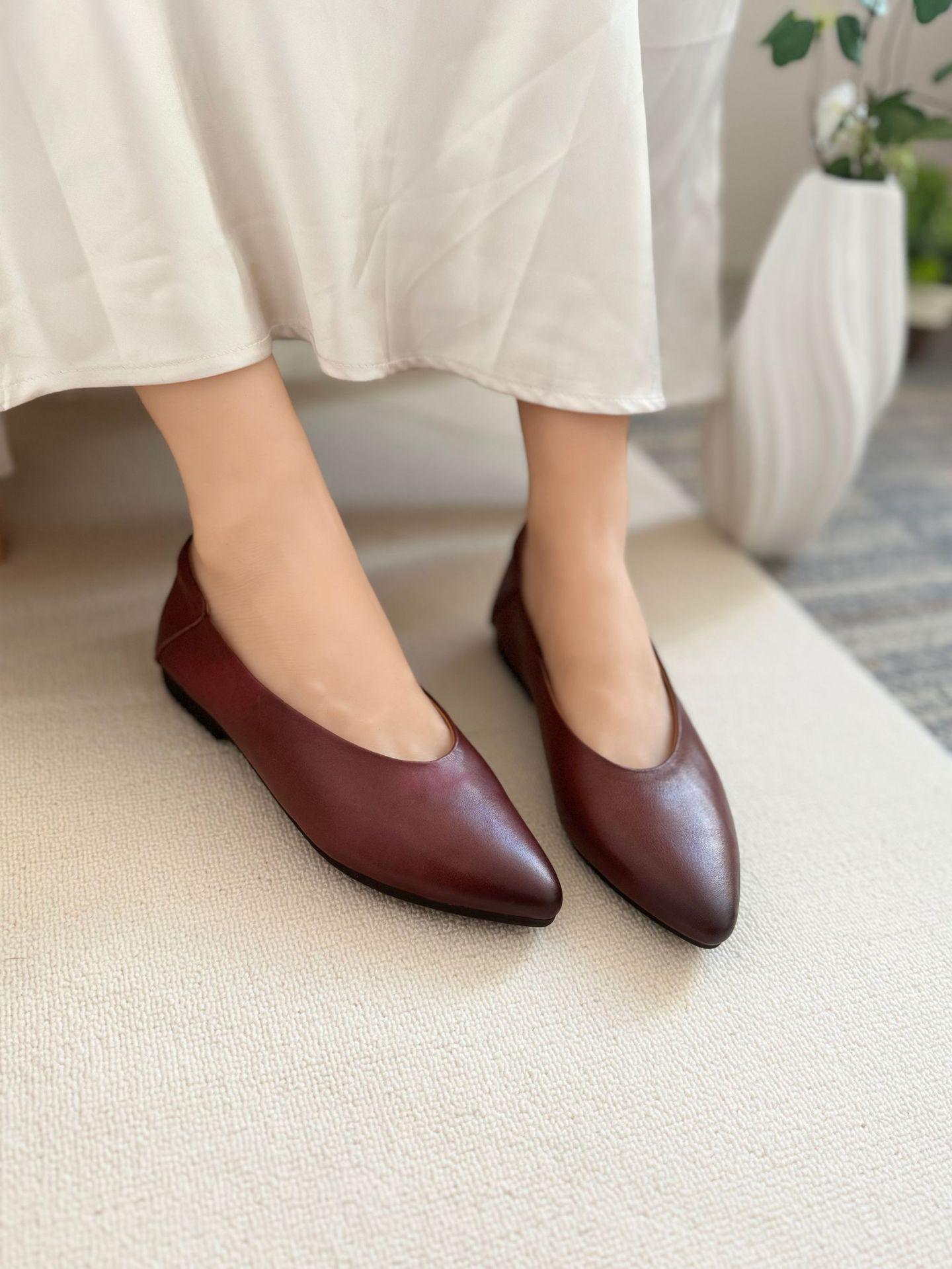 

Весенние новые кожаные женские туфли-лодочки с острым носком, универсальные, удобные, с мелким вырезом, на плоском каблуке, женские туфли-однопедальки 35 темно-коричневого