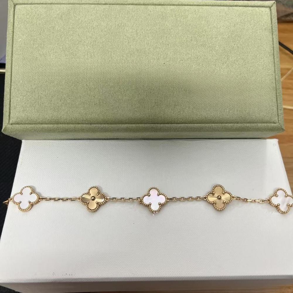 Vierblättriges Klee- und Fünfblüten-Armband mit rotem Achaten - Ein Geschenk für deine Freundin