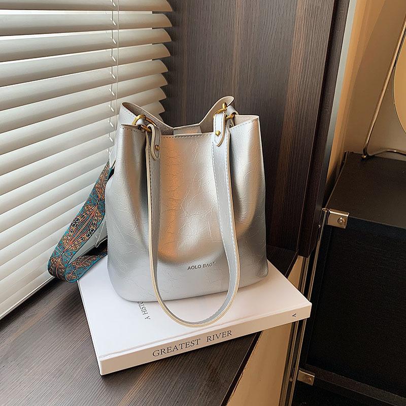 Wholesale Bags Women's 2025 Autumn New Fashion Shoulder Bag Commuting To Work Soft Leather Large-capacity Bucket Bag
