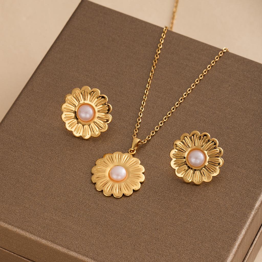 French Retro Light Luxury Metal Style Geometric Star Pearl Stud Earrings Necklace Set High-End Niche Earrings