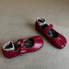 Neue Leder rote Nische Schweinsfüße Zehenschuhe Mary Jane Oma einzelne Schuhe Damen flacher Boden