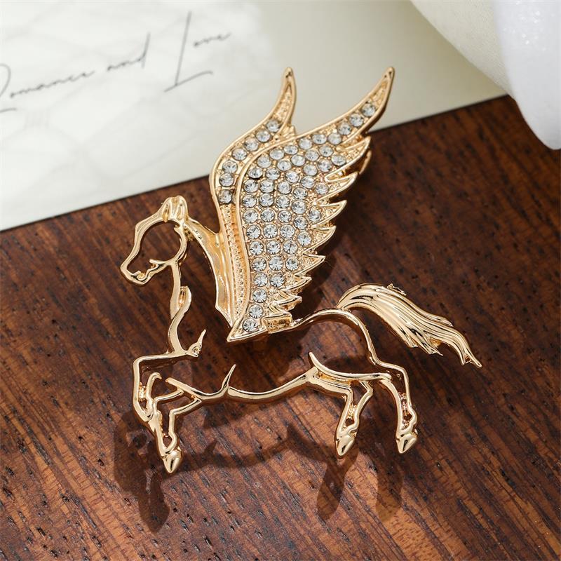 Fashion Rhinestones Alloy Horse With Wings Brooch Zodiac Pony Pins Women Men Clothing Accessory Suit Lapel Corsage New Year Gift