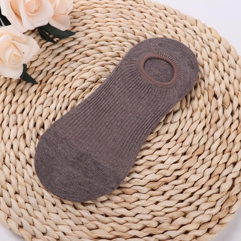 

Женские хлопковые невидимые носки-невидимки, нескользящие летние яркие однотонные силиконовые короткие носки, модные милые тонкие носки-лодочки One size кофейный