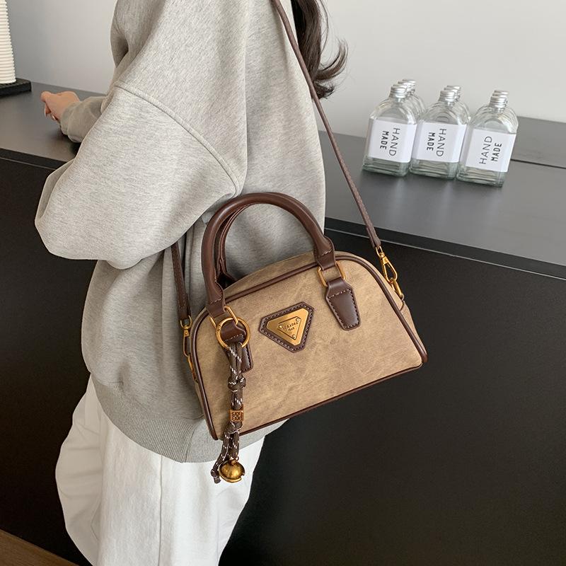Autumn and Winter Retro Small Bag Women's 2025 New Fashion Versatile Messenger Bag Popular Super Hot Portable Bowling Bag