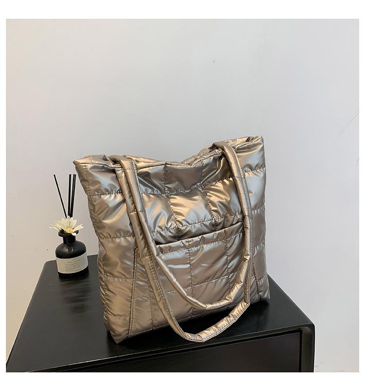 

Осень 2024 года, новая красивая женская сумка, большая вместимость, портативная женская сумка, квадратная сумка для отдыха на плече в иностранном стиле, маленькая квадратная сумка золотой