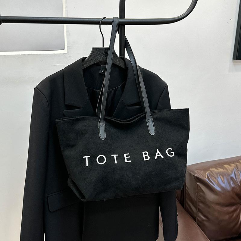 

Дизайнерская трендовая сумка-тоут с принтом букв, женская новая персонализированная повседневная большая вместительная удобная сумка на плечо в зарубежном стиле чёрный