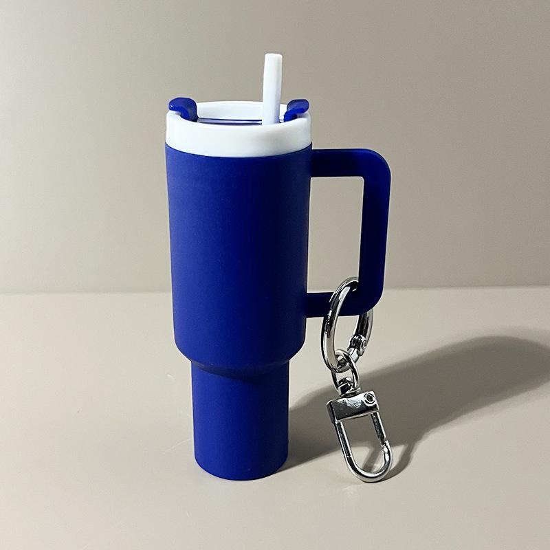 Llavero Copa Rey Hielo: Colgante Stanley versátil para pintalabios o para colgar en la mochila