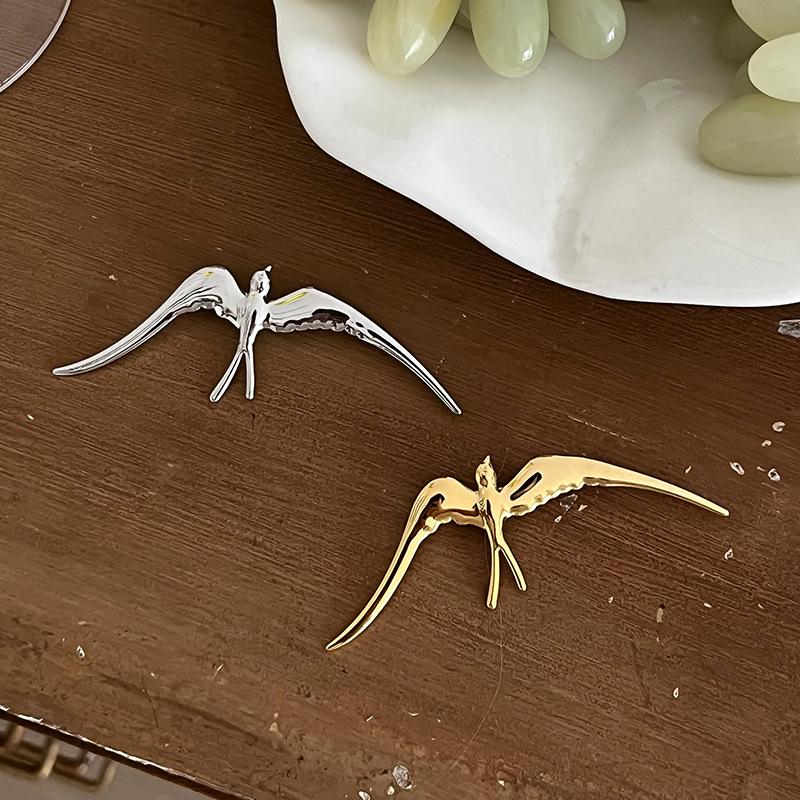 Swallow Brooch: High-End Fashionable Versatile Clothing Accessory Stainless Steel Pin