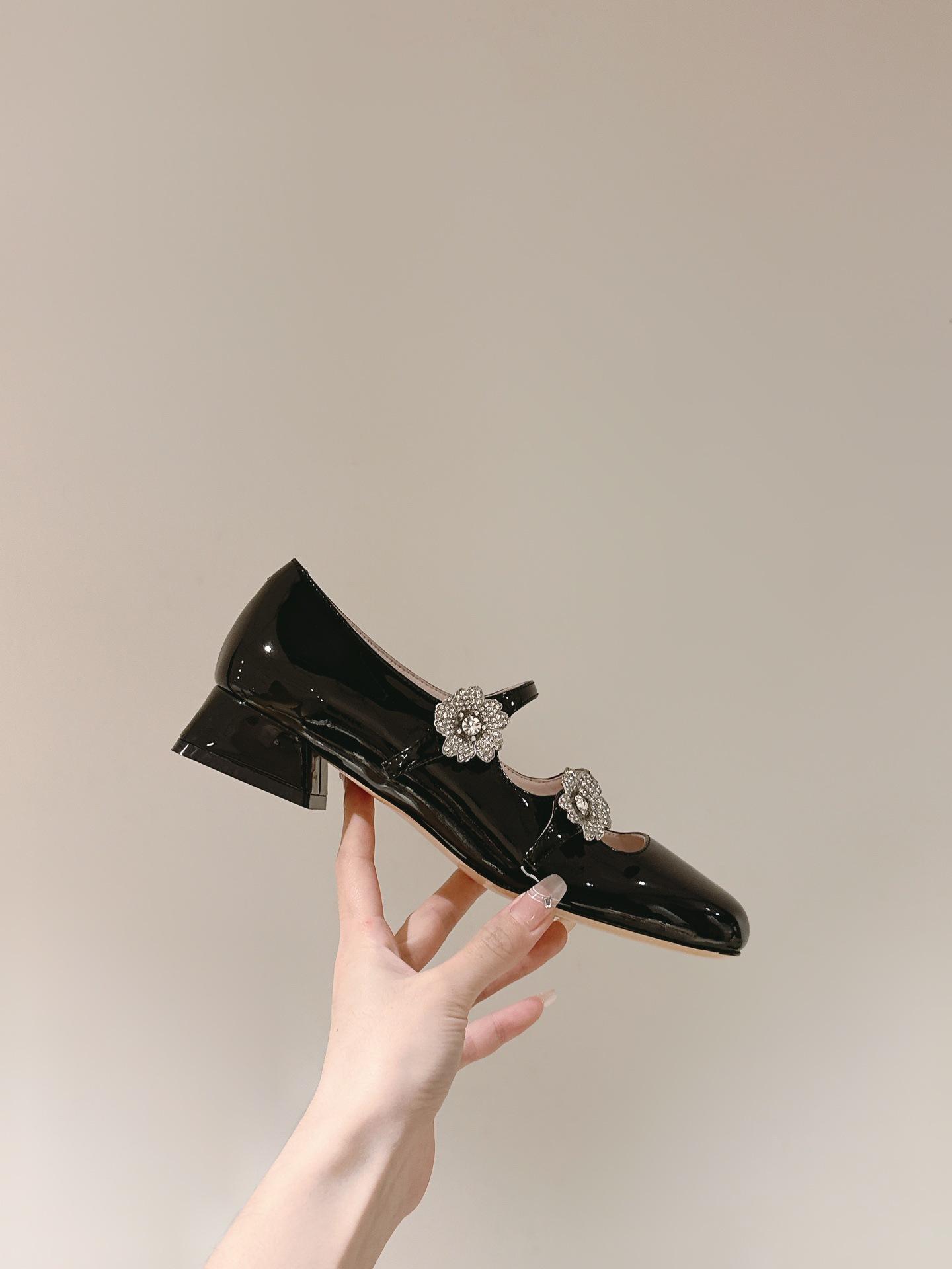 

Cowhide version~ Square head rhinestone buckle thick heel Mary Jane women s shoes 2025 new one-word with shallow mouth single shoes women s wedd 35
