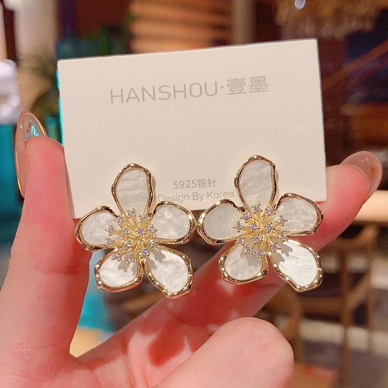 2024 New Korea Jewelry Exaggerated White Acrylic Zircon Flower Earrings Elegant Women Design Fashion Wedding Party Accessories