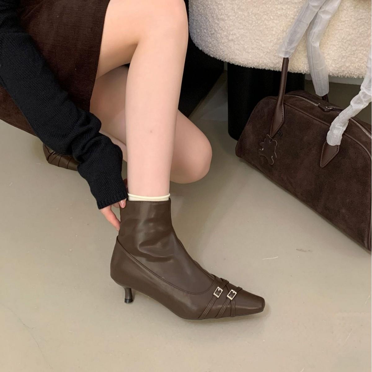 

2025 new square head low tube thin versatile rear zipper Martin fashion suede belt buckle women s short boots 39 кофейный