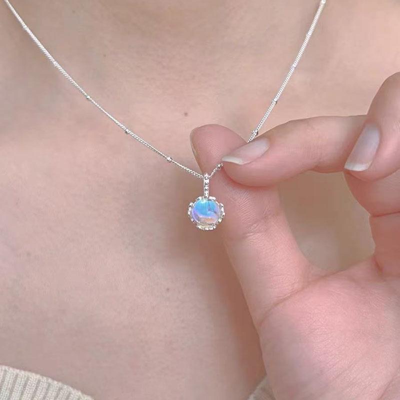 Elegant Metal Heart Clavicle Necklace for Women - Light Luxury Design