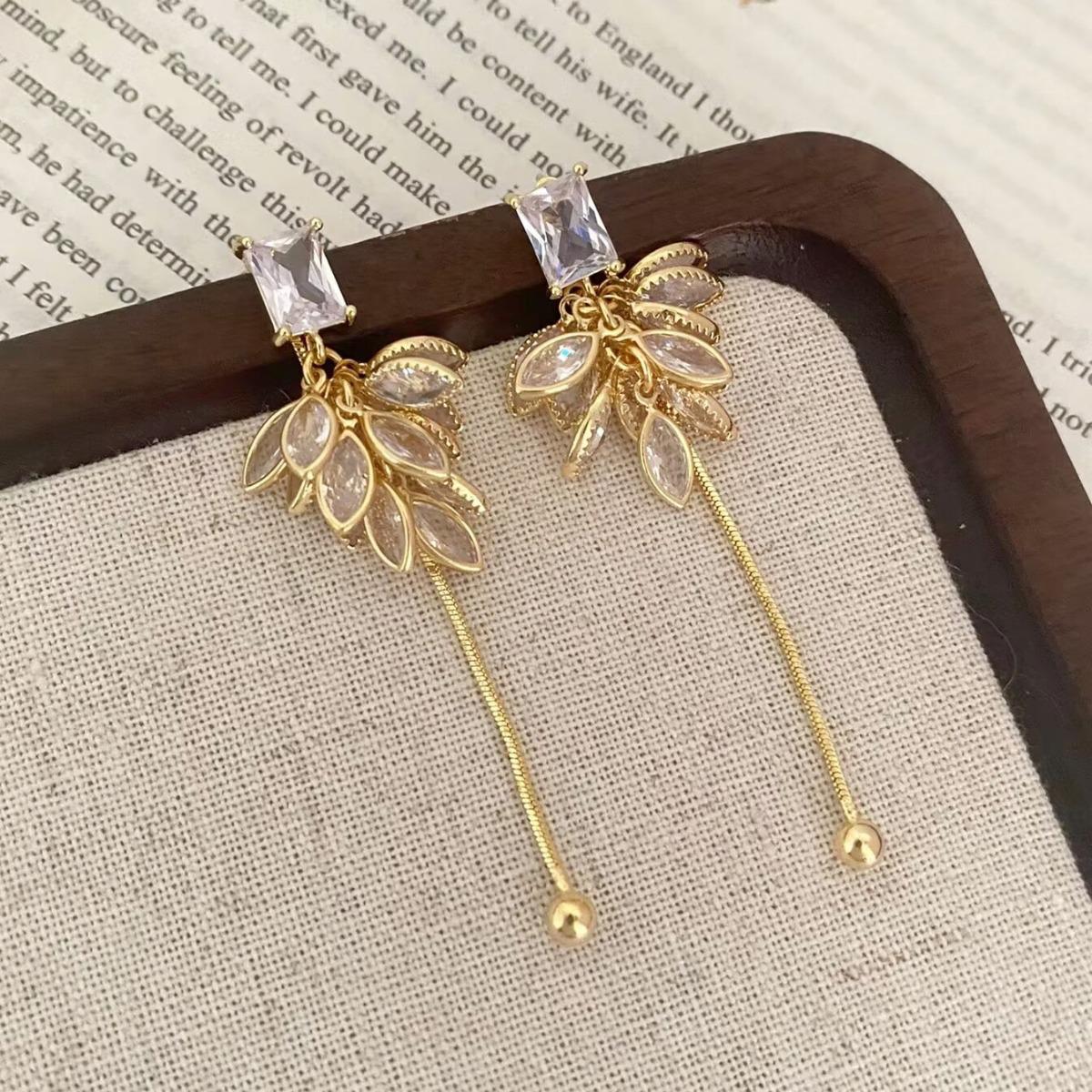 Elegant Retro Leaf Tassel Zirconia Earrings with Unique Design