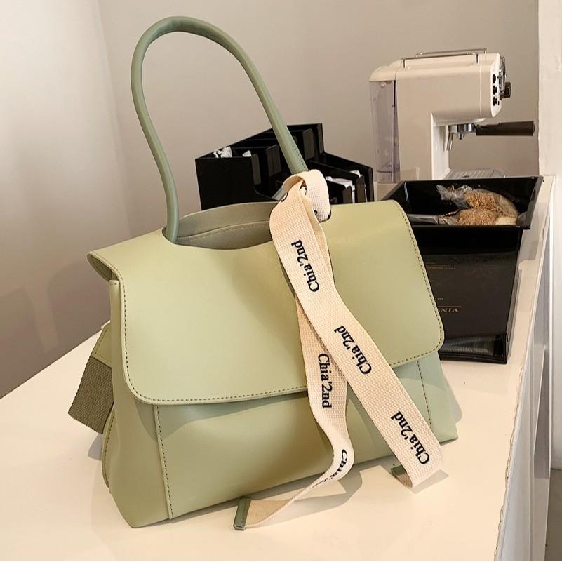 Fashionable Large Capacity Tote Bag With Top And Synthetic Leather Interior For Casual Outings