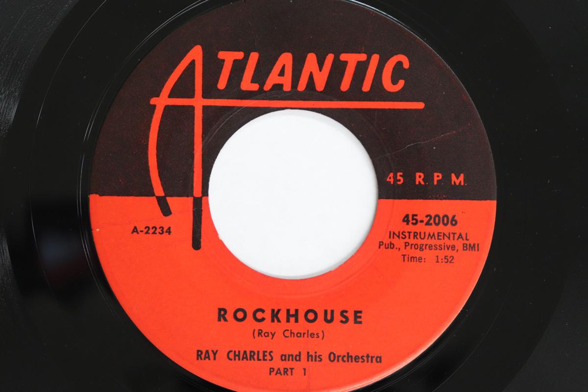

7-дюймовая пластинка РЭЙ ЧАРЛЬЗ И ЕГО ОРКЕСТР - Rockhouse 452006 ATLANTIC 1958 США Блюз Б/У